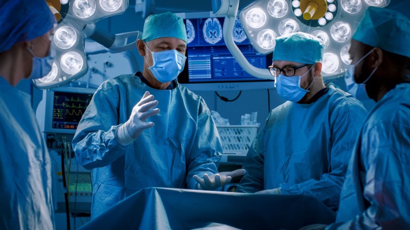 Chirurgen bei einer Hämorrhoiden-Operation im Operationssaal