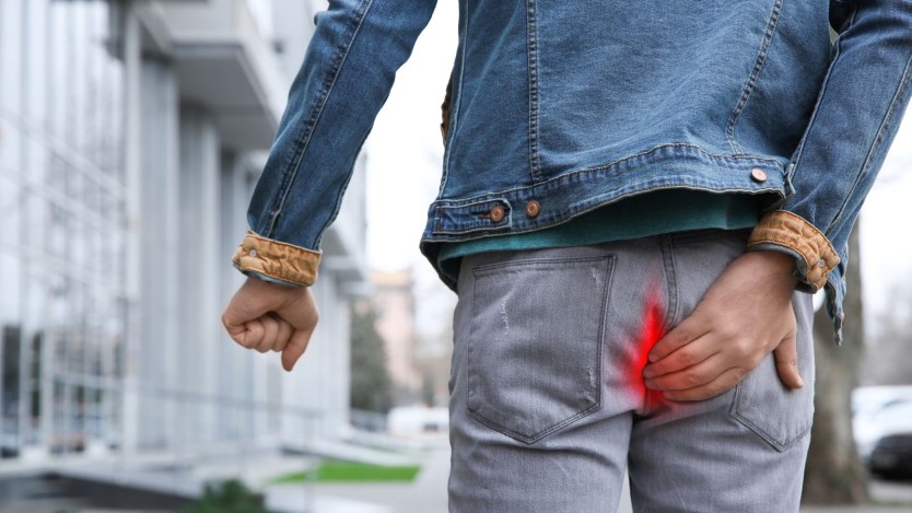 Mann mit Schmerzen durch Hämorrhoiden