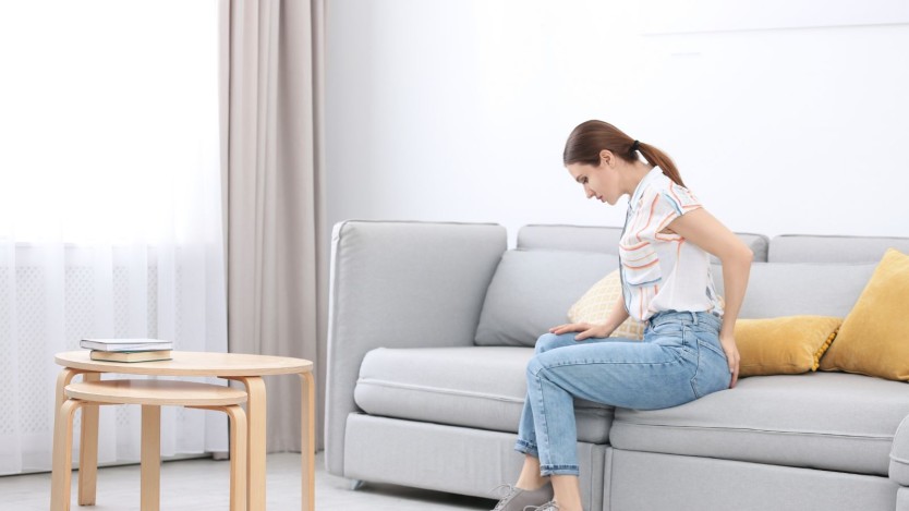 Frau mit Schmerzen durch Hämorrhoiden